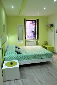 - une chambre avec un lit et une fenêtre dans l'établissement Anima Migrante, à Naples