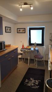 een kleine keuken met een tafel en een raam bij Haus Ella in Homburg