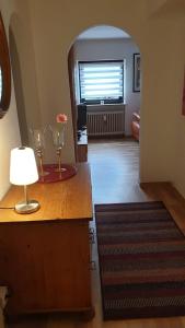 een woonkamer met een tafel met een lamp erop bij Haus Ella in Homburg