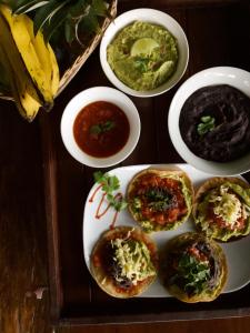 un plato de comida con sándwiches y tazones de sopa en Andrea Cristina en Arrepentidos