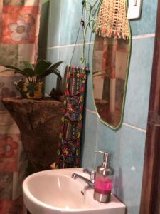 ein Bad mit einem Waschbecken und einem Spiegel in der Unterkunft Andrea Cristina in Arrepentidos