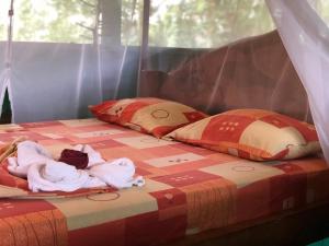 a bed with towels and pillows on it at Andrea Cristina in Arrepentidos