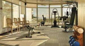 - une salle de sport avec des tapis de course et des équipements d'exercice dans un bâtiment dans l'établissement Castel Clara Thalasso & Spa, à Bangor