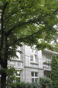 ハンブルクにあるホテル マーレの白窓と木のある白い建物