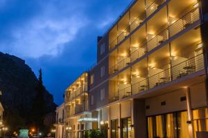 un edificio de noche con luces encendidas en Park Hotel, en Nauplia