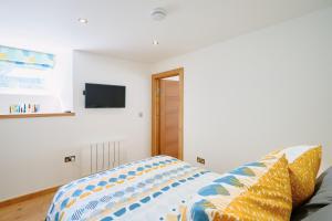 TV a/nebo společenská místnost v ubytování Finest Retreats - Luxury Holiday Let in Porthleven, Sleeping 2