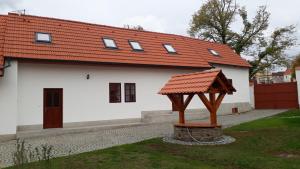 ein weißes Haus mit rotem Dach in der Unterkunft Martinův dvůr in Pilsen