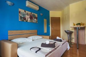 een slaapkamer met een groot wit bed met blauwe muren bij Villa Promajna 5 in Promajna +87 foto's