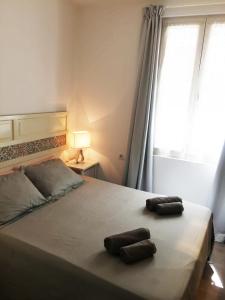 1 dormitorio con 1 cama con 2 toallas en Imperial - Parking gratis, en Sevilla