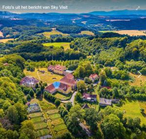 eine Luftansicht eines großen Anwesens mit einem Herrenhaus in der Unterkunft Dom Gościnny pod Zamkiem Wleń in Wleń