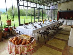 een lange lange tafel met een hoop brood erop bij LE MAS DU CAPRIER in Charleval