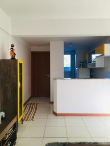 uma cozinha com um balcão branco num quarto em Apto. Vila dos Lírios - Reserva Imbassai em Imbassaí