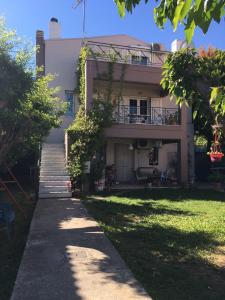 a house with a pathway leading up to it at la casa d’ Irene in Yiánnouli