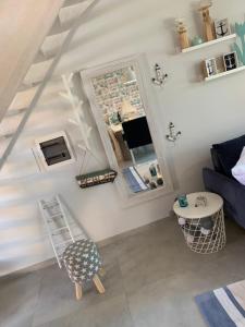 a living room with a ladder and a mirror at Apartament Scandi N*.9 in Pobierowo