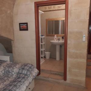 baño con cama y lavamanos en filioli apartment 2, en Bari