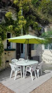 リュイーヌにあるTroglo Papillonの白いテーブルと椅子
