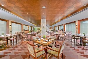 Un restaurant u otro lugar para comer en The Lalit Jaipur