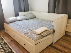 łóżko z 2 poduszkami w pokoju w obiekcie Extraordinary apartment with double shower w mieście Norrahammar
