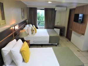 Un pat sau paturi într-o cameră la Hotel Ferraz