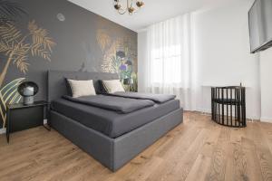 1 dormitorio con 1 cama en una habitación en Kolorowe Pola Boutique B&B, en Polanica-Zdrój