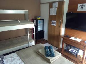 מיטה או מיטות קומותיים בחדר ב-CANTINHO DO SOSSEGO