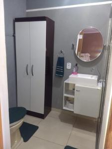 een badkamer met een wastafel en een spiegel bij CANTINHO DO SOSSEGO in Dourados