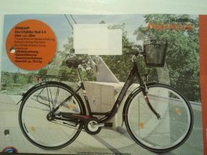 ein Fahrrad wird in einer Zeitschrift ausgestellt in der Unterkunft Geeste 1 in Bremerhaven