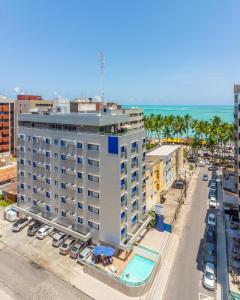 una vista aérea de un hotel con piscina y océano en Hotel Costamar Ponta Verde en Maceió