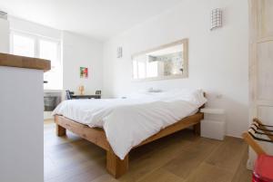 A bed or beds in a room at Luxury Cozy Studio by Central Station - Café