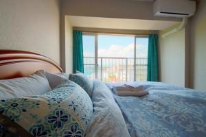 白濱的住宿－Shirahama White Beach House - Self Check-In Only，一间卧室设有一张床,享有阳台的景色