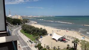 Blick auf den Strand und das Meer von einem Gebäude in der Unterkunft Rosa di mare in Bari