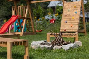 um parque com um parque infantil com um escorrega e uma estrutura de jogos em Dobre Miejsce em Ustrzyki Dolne