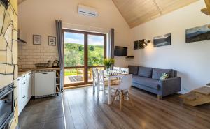 a kitchen and living room with a couch and a table at Dobre Miejsce in Ustrzyki Dolne