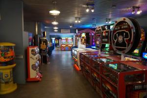 une salle avec de nombreux jeux d'arcade et jeux vidéo dans l'établissement MPoint36 at Tattershall Lakes Hot Tub Lake Views 3 Bedrooms, à Tattershall