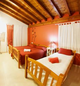En eller flere senge i et værelse på Casa rural LLOSA Planta PRIMERA y Planta BAJA
