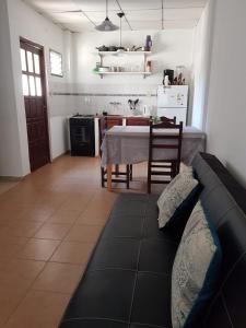 een woonkamer met een tafel en een keuken bij Complejo Sarmiento 1 in Formosa
