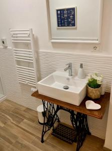 uma casa de banho com um lavatório branco num quarto em Il Parco - Alloggio Eva em La Spezia