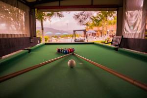 a snooker table with a ball in the middle at Hotel Brisa do Japi in Cabreúva