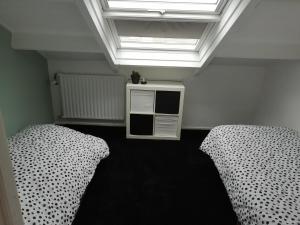 a room with two beds and a skylight at Princestraat in Katwijk aan Zee