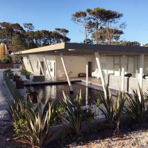 une maison avec un étang devant dans l'établissement Depto 203 Edificio Bikini Beach, Manantiales, à Punta del Este