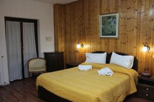 a hotel room with a bed with towels on it at Hotel Lo Scoiattolo in Cotronei