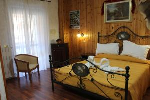 سرير أو أسرّة في غرفة في Hotel Lo Scoiattolo