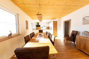 菲根貝格的住宿－Schorpenhof，用餐室配有长木桌子和椅子