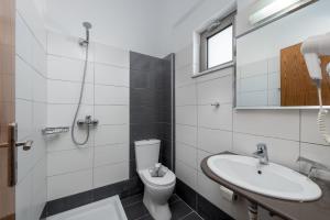 Koupelna v ubytování Zanetos Prasonisi + 37 fotografií