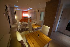ein Wohnzimmer mit einem Tisch und einem Esszimmer in der Unterkunft B&B Miramare Suite in Taranto
