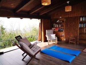 uma sala de estar com uma cadeira e um tapete azul em Agriturismo Ca' di Mazza em Monzuno