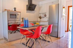 Kuchnia lub aneks kuchenny w obiekcie La Perla Beach Apt with Pool