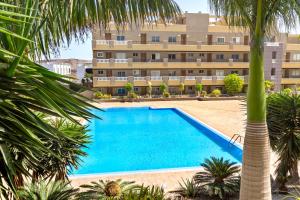 Basen w obiekcie La Perla Beach Apt with Pool lub w pobliżu