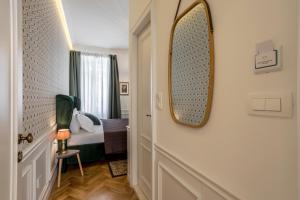Rúm í herbergi á Evala luxury rooms with pool and garden