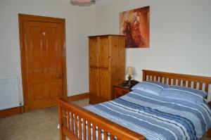 una camera con letto e struttura in legno di Carnegie Holiday Cottage a Dunfermline